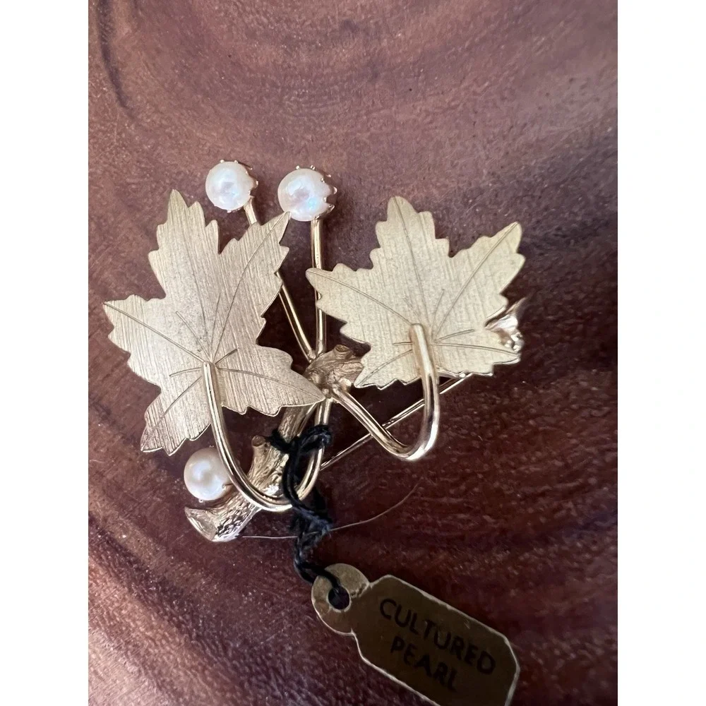 Vintage Sarah Coventry Gold Tone Maple Leaf Brooches with Real Pearls Lot Of 2!‎